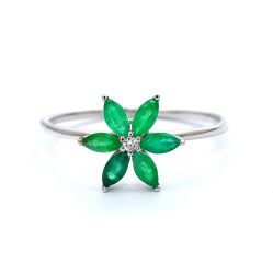 White gold ring with diamond 0.01 ct and emerald 0.43 ct