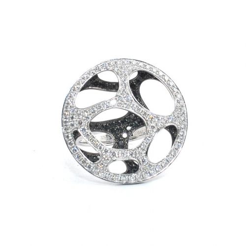 White gold ring with black and white diamonds 1.57 ct