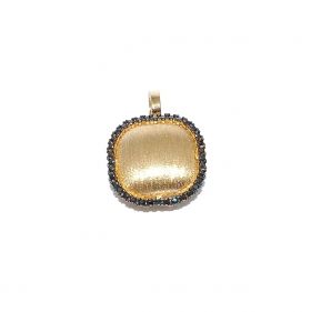 Yellow gold pendant with onyx