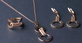 Rose gold necklace with onyx
