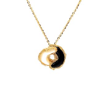 Yellow gold necklace with mother of pearl and onyx