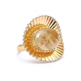 Yellow gold ring with quartz